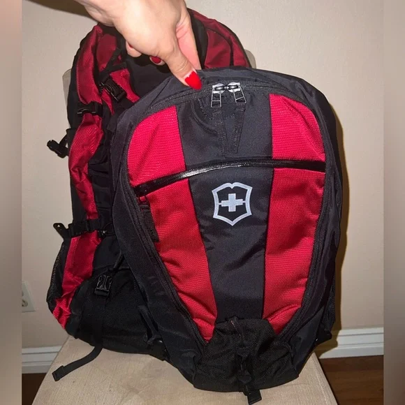 NWT VICTORINOX Swiss Army Conversion Pack Backpack with detachable pack - Picture 13 of 16